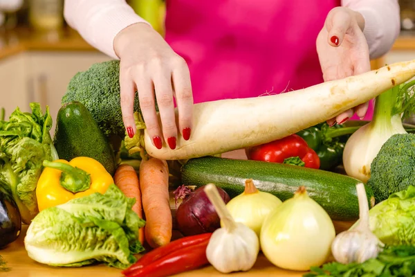 Close Van Vrouw Met Wit Raddish Gezonde Levensstijl Dieet Voedsel — Stockfoto