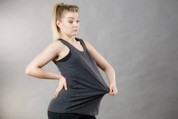 Vrouw Wordt Verrast Enorme Gewichtsverlies Haar Shirt Groot Dieet Training — Stockfoto