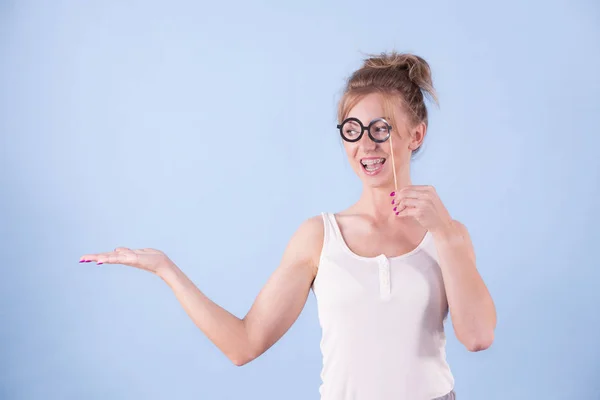 エレガントな若い女性の手にコピー領域が表示おかしいオタク眼鏡を身に着けているふりをしています 勉強の女性見てコンセプト — ストック写真