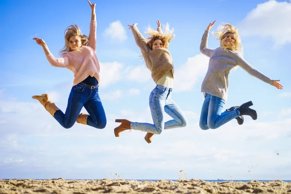 Три Женщины Полные Радости Прыгающие Неба Заднем Плане Женские Друзья — стоковое фото