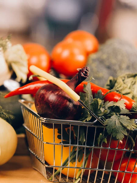 Winkelwagen Met Veel Kleurrijke Groenten Gezond Eten Levensstijl Voedingsstoffen Vegetarisch — Stockfoto