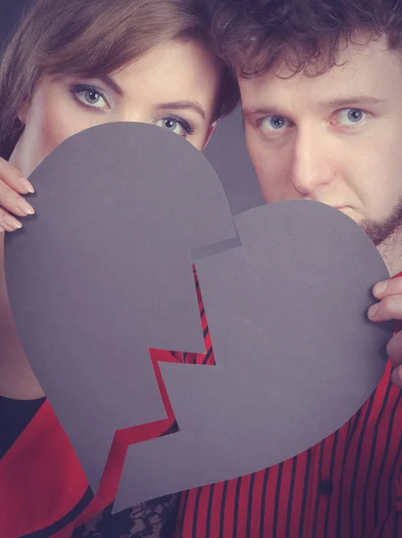 破碎的心痛苦的爱情观 悲伤感情破裂的夫妻女人和男人捧红纸心固定与石膏绷带 在关系中的裂痕 — 图库照片
