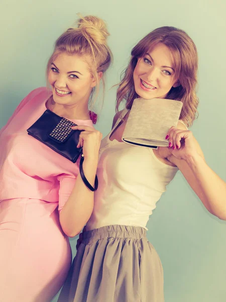 幸せな若いエレガントな女性保持財布準備のためのショッピングやパーティー — ストック写真