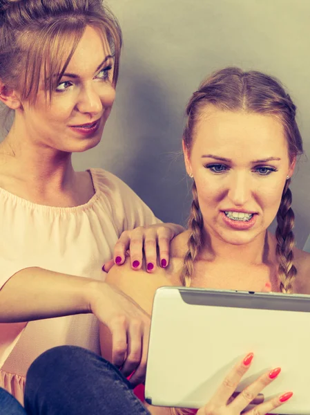 Las Mujeres Sentadas Sofá Que Divierten Navegando Internet Utilizando Tableta — Foto de Stock