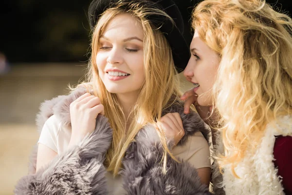 Duas Mulheres Moda Vestindo Roupas Elegantes Durante Tempo Outonal Quente — Fotografia de Stock