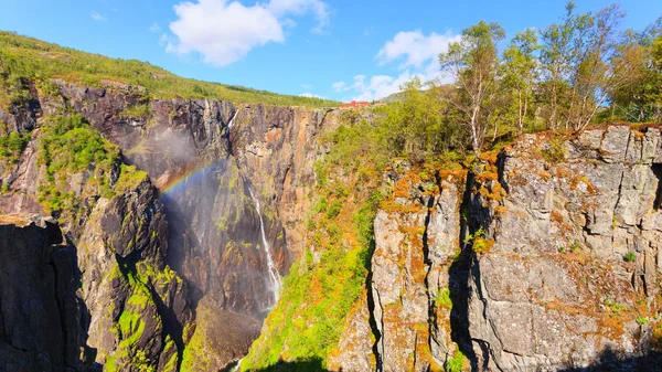 Voringsfossen瀑布与彩虹在夏天 马博达伦山谷挪威 国家旅游Hardanger Vidda路线 旅游7号公路 Eidfjord观光游览 — 图库照片