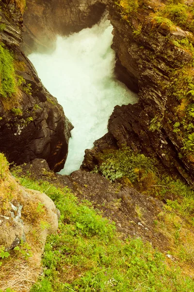 在挪威 欧洲的旅游胜地 Gudbrandsjuvet 瀑布位于 Valldalen Valldal 与罗斯蒂 — 图库照片