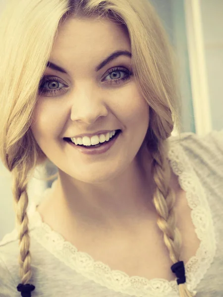Behoorlijk Schattige Vrouw Met Twee Leuke Vlechten Blond Haar Haarverzorging — Stockfoto