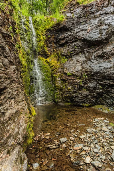 Pequena Cachoeira Verdes Montanhas Verão Noruega — Fotografia de Stock