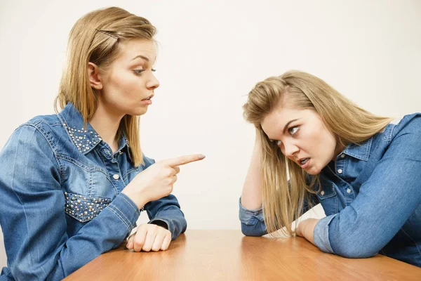 Duas Mulheres Discutirem Zombar Uma Outra Feminino Dizendo Conceito Ignorância — Fotografia de Stock
