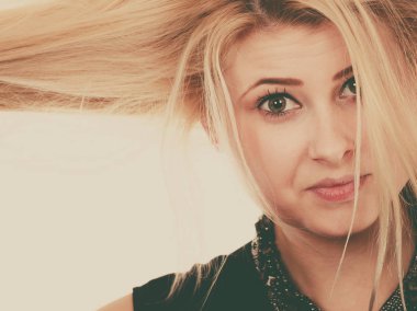 Saç bakım hatalar, sorunlar kavramı beyazlatma. Kuru, zarar görmüş saçları tutan sarışın kadın.