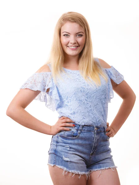 Mooie Vrolijke Tiener Mode Presenteren Jonge Vrouw Dragen Van Stijlvolle — Stockfoto