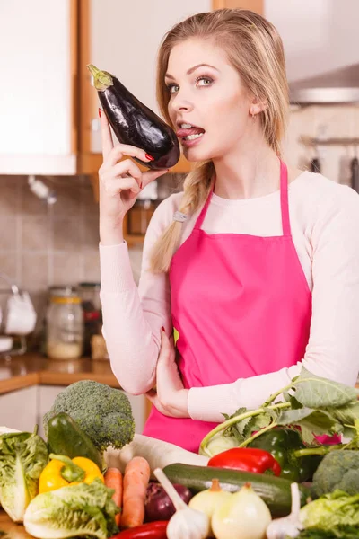 歯に良い影響を与える野菜 若いです女性食べるかむおいしいナス — ストック写真