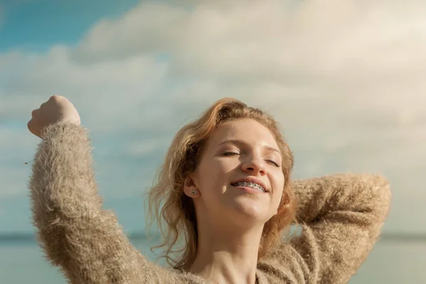 幸せな笑顔ブロンドの女性の肖像画 喜びの女性あります正歩く屋外のセーターを身に着けている風調節された髪で日光 — ストック写真