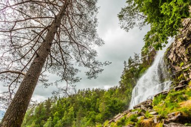 Norveç 'te Svandalsfossen, Norveç dağlarında şelale. Ulusal turist Ryfylke güzergahı.