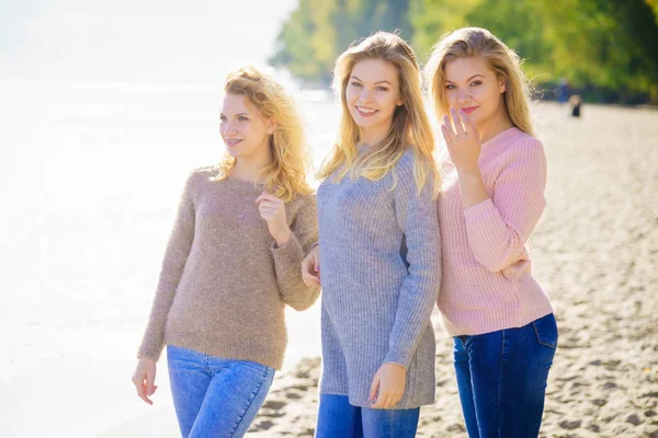 Três Mulheres Moda Vestindo Suéteres Durante Tempo Outonal Quente Gastando — Fotografia de Stock