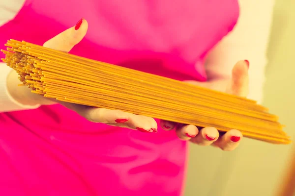 Frau Hält Lange Nudelmakkaroni Bereit Spaghetti Kochen Konzept Für Gesunde — Stockfoto