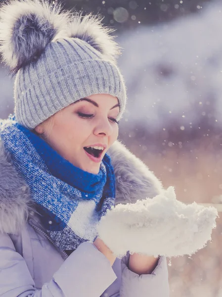 Όμορφη Νεαρή Γυναίκα Ανατίναξη Παιχνίδι Χιόνι Γυναίκα Έχοντας Γκρι Σκουφί — Φωτογραφία Αρχείου