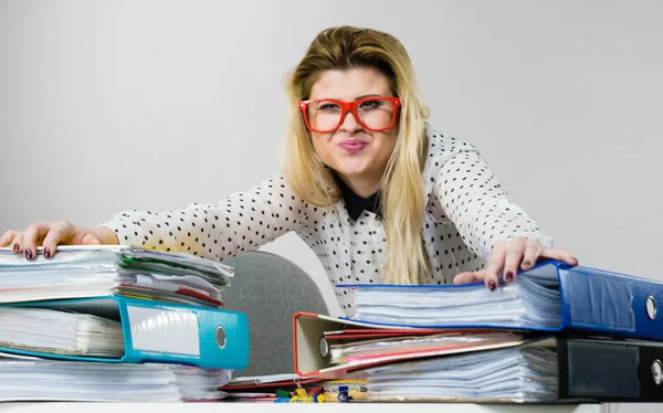 Felice Donna Affari Sente Energico Seduto Lavorare Alla Scrivania Documenti — Foto Stock