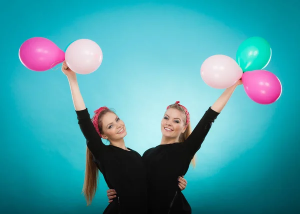 Erinnerung Kindheit Und Vergessene Träume Zwei Niedliche Frauen Retro Stil — Stockfoto