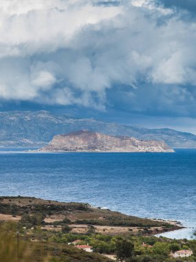 Yunan Adası Monemvasia ve bulutlu gökyüzü, uzaktan görüntüleyin. Yunanistan Peloponnese Lakonia