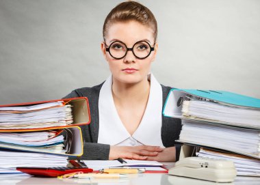 Evrak büro memuru kavramı yönetim. İş yerinde genç mutlu sekreteri. Onun işi hanım.