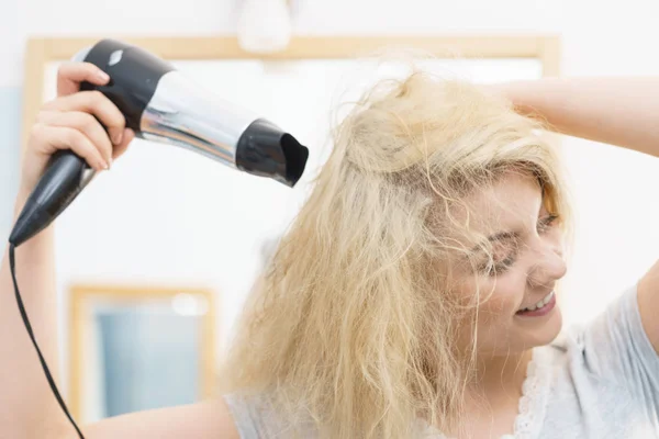 Θετική Γυναίκα Που Χρησιμοποιεί Πιστολάκι Μαλλιών Στο Ξανθό Της Χτένισμα — Φωτογραφία Αρχείου