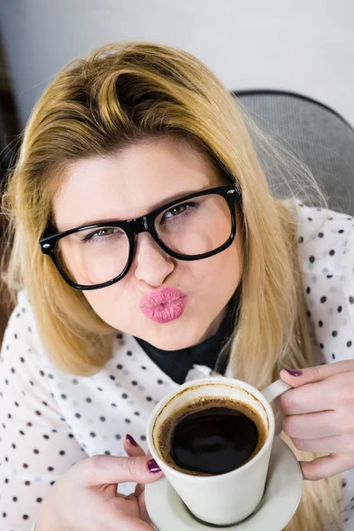 Glückliche Frau Büro Die Heißen Kaffee Oder Tee Trinkt Und — Stockfoto