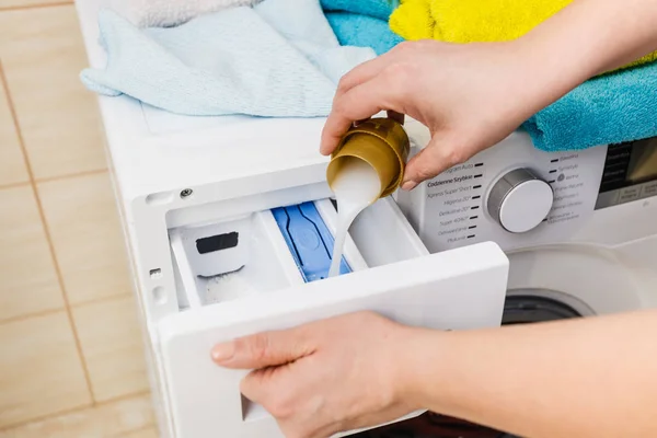 Lavado Detergente Polvo Taza Medición Vertiendo Máquina Deberes Del Hogar — Foto de Stock