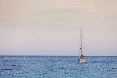 Su sporları, tatil dinlenme ve rahatlama deniz veya göl. Yat yelken tekne üzerinde sakin deniz suyu