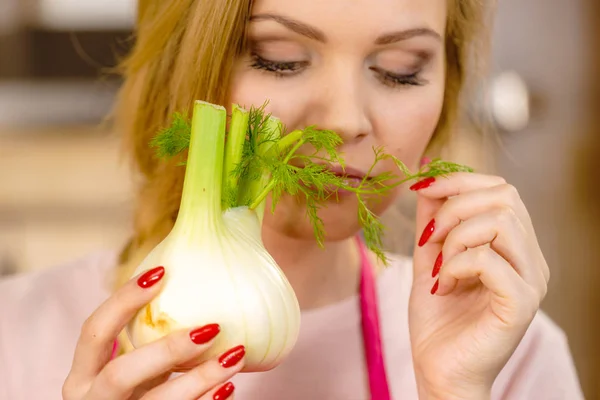 Mulher Cozinha Segurando Verde Fresco Erva Doce Bulbo Vegetal Dona — Fotografia de Stock