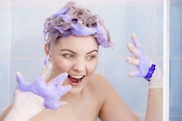 Жінка Наносить Шампунь Волосся Жінка Має Фіолетовий Пральний Засіб Тонування — стокове фото