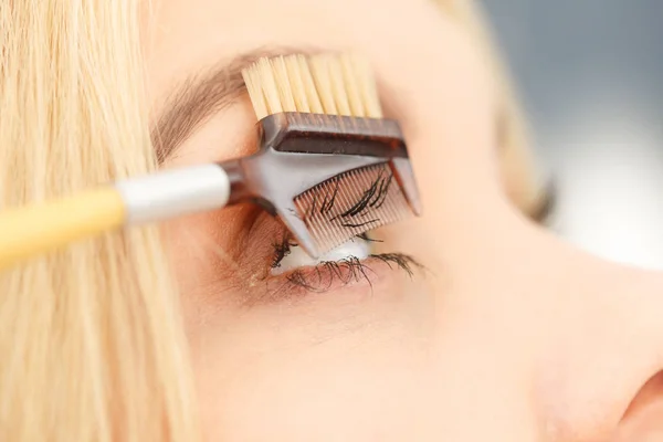 Primer Plano Mujer Haciendo Maquillaje Preparación Pestañas Usando Herramienta Cepillo — Foto de Stock