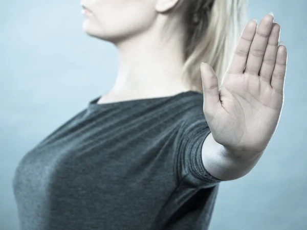 Psychologie Negatieve Defensieve Communicatieconcept Assertieve Vrouw Maken Stop Gebaar Sterke — Stockfoto