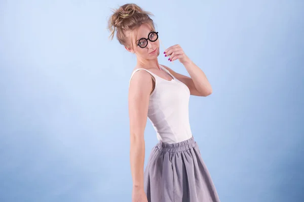 Κομψή Νεαρή Γυναίκα Που Προσποιείται Ότι Φοράει Αστεία Γυαλιά Σπασίκλα — Φωτογραφία Αρχείου