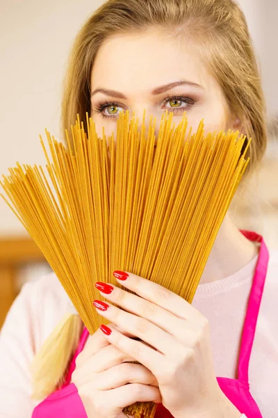 Frau Die Sich Hinter Langen Nudelmakkaroni Versteckt Die Bereit Sind — Stockfoto