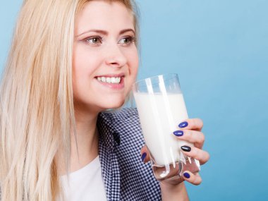Sağlıklı içecekler, iyi beslenme, mükemmel kahvaltı konsepti. Bardaktan süt içen kadın