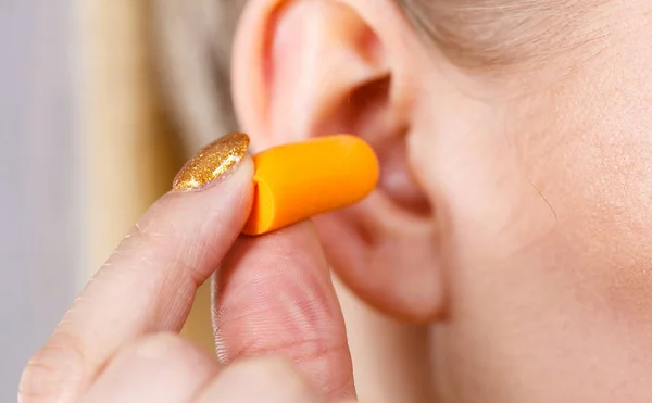 Vrouw Oordopjes Zetten Haar Oren Kwijtraken Geluidshinder Luid Plaats — Stockfoto