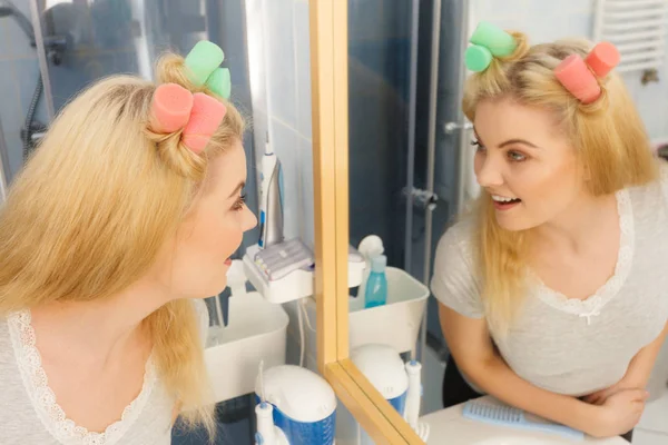 Mulher Loira Usando Rolos Cabelo Para Criar Penteado Bonito Seu — Fotografia de Stock