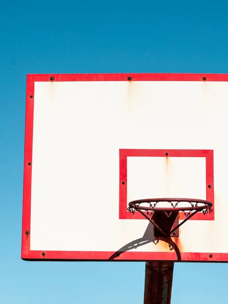 Basketballbrett Mit Korb Vor Blauem Himmel Sport Erholung — Stockfoto