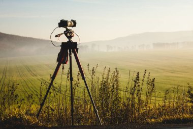 Resim film video Slovakya sabah peyzaj alarak tripod üzerinde profesyonel fotoğraf makinesi