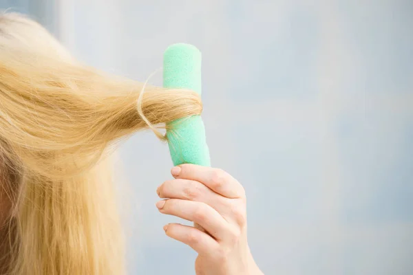 Ξανθιά Γυναίκα Χρησιμοποιώντας Ρολά Μαλλιών Για Δημιουργήσετε Όμορφο Χτένισμα Στα — Φωτογραφία Αρχείου
