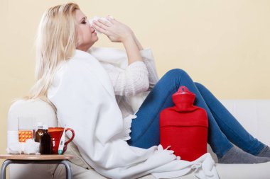 Hastalık, mevsimlik virüs sorunu kavramı. Kadının dokusuna kanepe hapşırma üzerinde yalan grip olan hasta