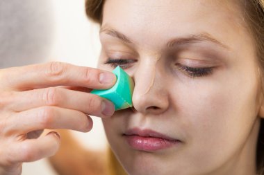 Kadın ona yapılan makyaj. Vakfı güzellik profesyonel yeşil sünger ile uygulama ayarı.