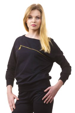 Büyük zip ile siyah üst göğüs üzerinde giyen genç sarışın kadın. Erkek moda olmak.