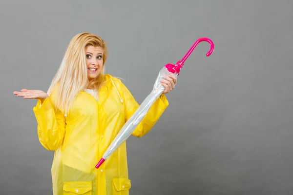 雨の日のアクセサリーのコンセプトです 黄色いレインコートを着て持株閉じた傘を着て女性手 — ストック写真