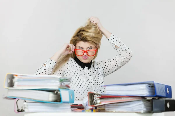 Felice Donna Affari Sente Energico Seduto Lavorare Alla Scrivania Documenti — Foto Stock