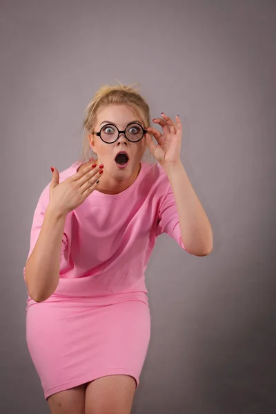 Elegant Schockierte Junge Frau Mit Lustigen Nerd Brillen Ausbildung Und — Stockfoto