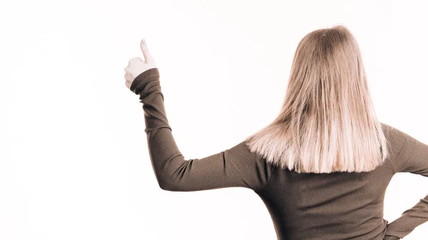 コピー スペースで指を指して 何かを示す白い背景のブロンドの髪を持つ女性の背面図 — ストック写真