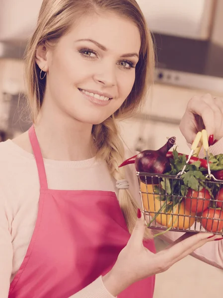 Chef Mulher Feliz Segurando Cesta Compras Com Muitos Vegetais Coloridos — Fotografia de Stock